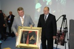 V spomin na sodelovanje je dr. Medved direktorju Rudnikov Kreka Rešadu Husagiću izročil umetniško delo