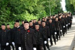 Parada uniformiranih rudarjev prihaja na mestni stadion